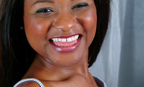 Sylphlike teen Katana bares her butt in sexy jeans and masturbates 